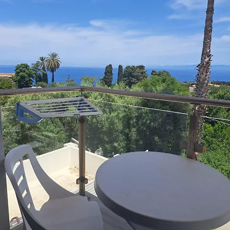 Decarlo Property לינה וארוחת בוקר 3*