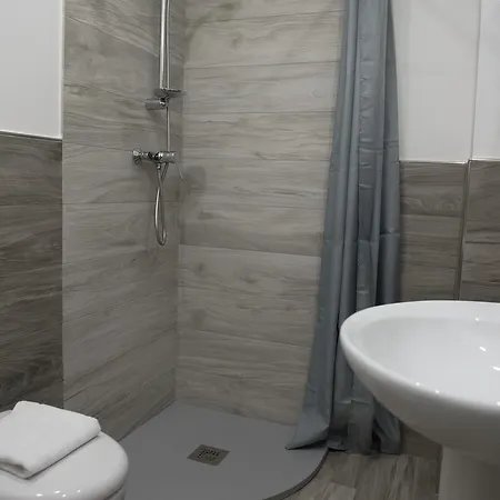 Decarlo Property לינה וארוחת בוקר 3*